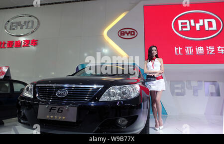 Un modèle pose avec une BYD F6 lors d'une auto show à Beijing, Chine, le 4 septembre 2010. Chines constructeur privé de BYD Auto a vu ses évaluations Banque D'Images