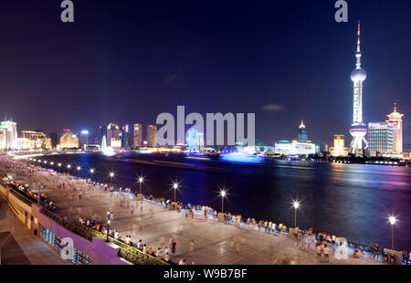 Vue de nuit sur la promenade de touristes sur le Bund le long de la rivière Huangpu et le quartier financier de Lujiazui à Pudong, Shanghai, Chine, le 21 juillet Banque D'Images