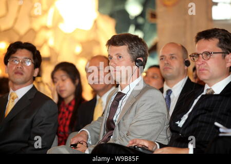 Son Altesse Royale le Prince héritier Frederik de Danemark, centre, visite le phare nordique à Shanghai, Chine, le 28 juin 2010. Son Altesse Royale Banque D'Images