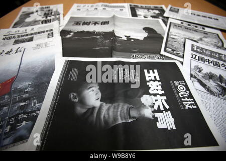 Vue sur les journaux chinois imprimé en noir et blanc à cause de la province de Qinghai Yushu tremblement de terre de magnitude 7,1 dans la région de Beijing, Chine, 21 avril 2010. Chin Banque D'Images