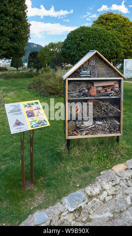 Nice, France - le 04 avril 2019 : Les insectes hôtel dans le monastère de Cimiez Jardin. La position française sur la carte est traduit par 'Pour installer l'hôtel de Banque D'Images