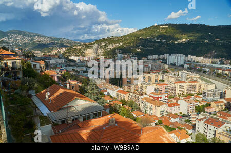 Nice, France - le 04 avril 2019 : Belle vue sur la ville d'en haut. Banque D'Images