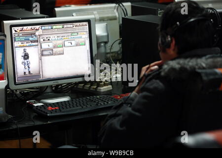 Un utilisateur de l'Internet chinois joue un jeu en ligne à un café Internet dans la ville de Huaibei, à l'est la province de l'Anhui, Chine 12 janvier 2010. Les autorités chinoises s Banque D'Images
