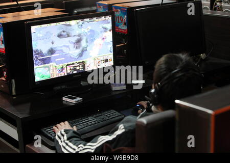 Un utilisateur de l'Internet chinois joue un jeu en ligne à un café Internet dans la ville de Huaibei, à l'est la province de l'Anhui, Chine 12 janvier 2010. Les autorités chinoises s Banque D'Images