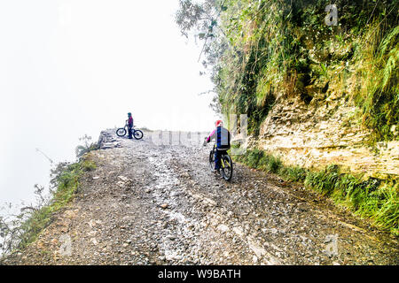 La Cumbre, Bolivia-Jan 3, 2019 : Les participants de la descente de la route la plus dangereuse du monde à La Cumbre col altitude 4700 m , appelé "mort" Banque D'Images