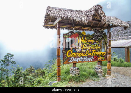 La Cumbre, Bolivia-Jan 3, 2019 : Inscription sur les mondes les plus dangereux, à La Cumbre col altitude 4700 m , appelé "mort" en Bolivie. L'Ameri Banque D'Images