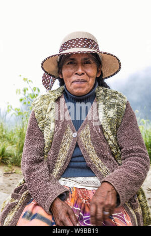 La Cumbre, Bolivia-Jan 3, 2019 : Portrait d'une femme autochtone avec un chapeau à La Cumbre col altitude 4700 m , sur la route de la mort en Bolivie. South Americ Banque D'Images