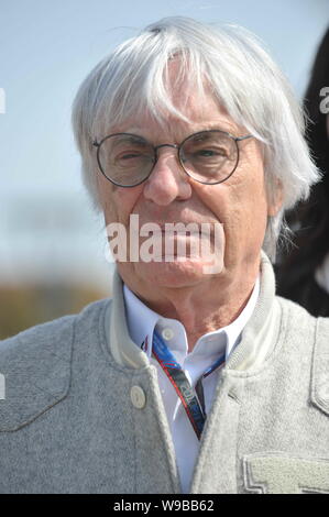 Bernie Ecclestone, Commercial Supremo de la Formule 1 (F1), est perçu sur le Circuit International de Shanghai park à Shanghai, Chine, le 17 avril 2010. Banque D'Images