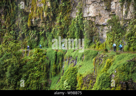 La Cumbre, Bolivia-Jan 3, 2019 : Les participants de la descente de la route la plus dangereuse du monde à La Cumbre col altitude 4700 m , appelé "mort" Banque D'Images