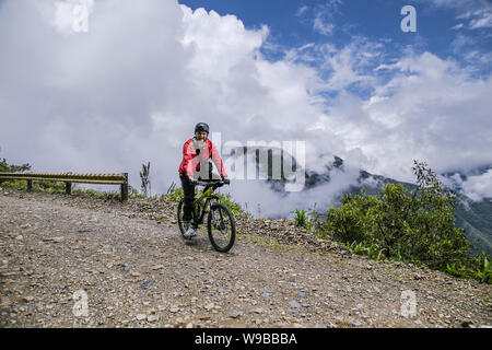 La Cumbre, Bolivia-Jan 3, 2019 : Participant de la descente de la route la plus dangereuse du monde à La Cumbre col altitude 4700 m , appelé "mort" je Banque D'Images