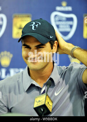 Le joueur de tennis suisse Roger Federer est vu lors d'une conférence de presse de la Rolex Masters 2010 de Shanghai à Shanghai, Chine, 11 octobre 2010. Banque D'Images