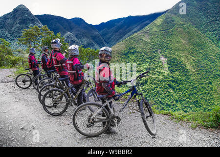 La Cumbre, Bolivia-Jan 3, 2019 : Les participants de la descente de la route la plus dangereuse du monde à La Cumbre col altitude 4700 m , appelé "mort" Banque D'Images