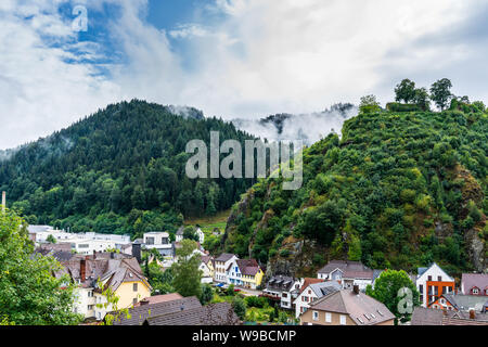 L'Allemagne, peu de forêt-noire, célèbre dans le monde entier pour l'histoire d'evian à green valley prise entre les montagnes boisées à foggy atmosp Banque D'Images