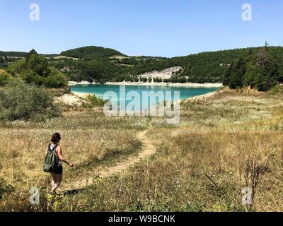 Lac Fiastra, région des Marches, en Italie. Lac Fiastra est un lac artificiel dont le travail a commencé en 1955 avec l'objectif de fournir de l'électricité dans la vallée de Fiastrone et est situé dans la région de Fiastra dans la province de Macerata dans les marches. Sa superficie est de 2 km². Le lac est situé dans le parc national des montagnes de Sibillini et est alimenté par les eaux de la rivière Fiastrone et petits petits affluents qui créent des coins charmants. Le lac est très célèbre pour des événements importants tels que le "Triathlon de la montagnes de Sibillini' ou de nombreux concours de pêche. Banque D'Images