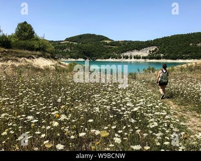 Lac Fiastra, région des Marches, en Italie. Lac Fiastra est un lac artificiel dont le travail a commencé en 1955 avec l'objectif de fournir de l'électricité dans la vallée de Fiastrone et est situé dans la région de Fiastra dans la province de Macerata dans les marches. Sa superficie est de 2 km². Le lac est situé dans le parc national des montagnes de Sibillini et est alimenté par les eaux de la rivière Fiastrone et petits petits affluents qui créent des coins charmants. Le lac est très célèbre pour des événements importants tels que le "Triathlon de la montagnes de Sibillini' ou de nombreux concours de pêche. Banque D'Images