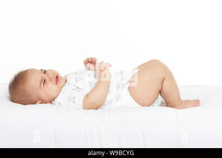 Bébé couché dans un lit et de pleurer Banque D'Images
