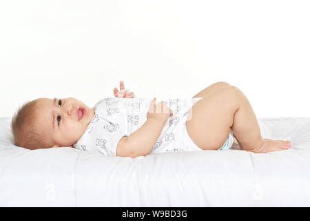 Bébé couché dans un lit et de pleurer Banque D'Images