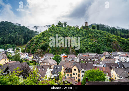 L'Allemagne, des célèbres ruines de l'ancienne tour du château petit village de la forêt-noire hornberg sur une montagne boisée dans l'humeur brumeux derrière les maisons de la ville en Banque D'Images