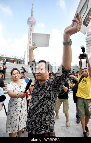 Le premier acheteur de l'iPad Apple à Shanghai célèbre à l'extérieur de l'Apple Store dans le quartier financier de Lujiazui à Pudong, Shanghai, Chine, le 17 septembre Banque D'Images