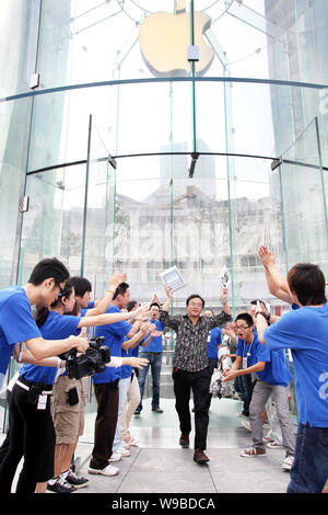 Employés chinois acclamer le premier acheteur de l'iPad Apple à Shanghai à l'extérieur de l'Apple Store dans le quartier financier de Lujiazui à Pudong, Shanghai, Chine, Banque D'Images