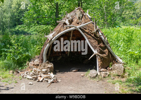 Refuge ou igloo faites de peaux d'animaux et des os. Reconstruction de la maison de la pierre de l'âge du Bronze. Banque D'Images