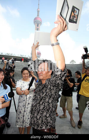 Le premier acheteur de l'iPad Apple à Shanghai célèbre à l'extérieur de l'Apple Store dans le quartier financier de Lujiazui à Pudong, Shanghai, Chine, le 17 septembre Banque D'Images