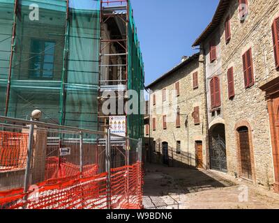 Pievebovigliana, maintenant partie de la municipalité d'Valfornace, était une ville à la Marche qui a été durement touchée par le tremblement de terre de 2016. Depuis lors, presque tous les habitants ont été sans abri, vivant dans les petites maisons offertes par l'État italien. Ces photos, prises en août 2019, montrent comment après 3 ans dans le domaine il y a encore des zones en rouge, les zones dangereuses causer effondrement imminent, et comment la reconstruction est mis à l'épreuve par la bureaucratie et la difficulté de la restauration de maisons historiques, l'Italie, le 12 août 2019 Banque D'Images