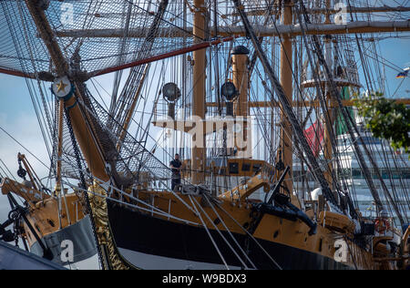 09 août 2019, Mecklembourg-Poméranie-Occidentale, Rostock-Warnemünde : l'Amerigo Vespucci est le plus célèbre navire-école de voile de la Marine italienne et est situé sur le deuxième jour de la 29e à la Hanse Sail cruise terminal à Warnemünde. Le navire sert principalement pour la formation nautique de l'agent les candidats de l'Académie Navale. Jusqu'à 11.08.2019, 170 navires et environ un million de visiteurs sont attendus à la foire maritime de quatre jours. Photo : Jens Büttner/dpa-Zentralbild/ZB Banque D'Images