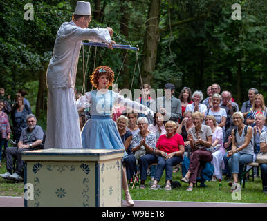 Ludwigslust, Allemagne. 09Th Aug 2019. Le groupe table à repasser des Pays-Bas montrent leur programme "La Marionette vit et danse' au 25e festival Festival cabaret 'Small' dans le grand parc en face du château. Jusqu'à 18 000 visiteurs sont attendus pour les deux événements en plein air. Les artistes et ensembles sont disponibles pour divertir les invités autour de 25 étapes et que la marche. Credit : Jens Büttner/dpa-Zentralbild/ZB/dpa/Alamy Live News Banque D'Images