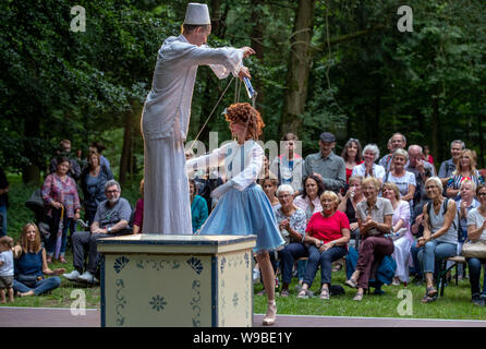 Ludwigslust, Allemagne. 09Th Aug 2019. Le groupe table à repasser des Pays-Bas montrent leur programme "La Marionette vit et danse' au 25e festival Festival cabaret 'Small' dans le grand parc en face du château. Jusqu'à 18 000 visiteurs sont attendus pour les deux événements en plein air. Les artistes et ensembles sont disponibles pour divertir les invités autour de 25 étapes et que la marche. Credit : Jens Büttner/dpa-Zentralbild/ZB/dpa/Alamy Live News Banque D'Images