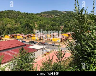 Pievebovigliana, maintenant partie de la municipalité d'Valfornace, était une ville à la Marche qui a été durement touchée par le tremblement de terre de 2016. Depuis lors, presque tous les habitants ont été sans abri, vivant dans les petites maisons offertes par l'État italien. Ces photos, prises en août 2019, montrent comment après 3 ans dans le domaine il y a encore des zones en rouge, les zones dangereuses causer effondrement imminent, et comment la reconstruction est mis à l'épreuve par la bureaucratie et la difficulté de la restauration de maisons historiques, l'Italie, le 12 août 2019 Banque D'Images