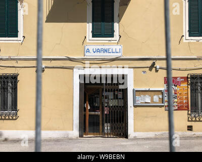 Pievebovigliana, maintenant partie de la municipalité d'Valfornace, était une ville à la Marche qui a été durement touchée par le tremblement de terre de 2016. Depuis lors, presque tous les habitants ont été sans abri, vivant dans les petites maisons offertes par l'État italien. Ces photos, prises en août 2019, montrent comment après 3 ans dans le domaine il y a encore des zones en rouge, les zones dangereuses causer effondrement imminent, et comment la reconstruction est mis à l'épreuve par la bureaucratie et la difficulté de la restauration de maisons historiques, l'Italie, le 12 août 2019 Banque D'Images