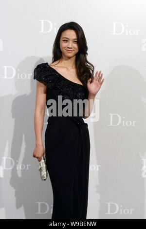 L'actrice chinoise Tang Wei pose avant la croisière dior fashion show 2011 à Shanghai, Chine, le 15 mai 2010. Banque D'Images