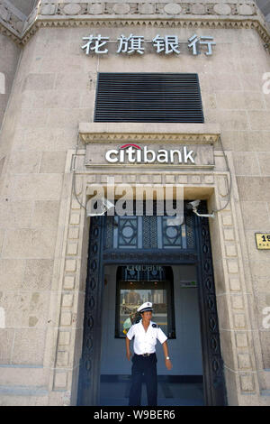 --FILE--un sécurité chinois monte la garde dans une succursale de la Citibank à Shanghai, Chine, 21 septembre 2010. Citigroup Inc. vise à tripler la taille de son Banque D'Images