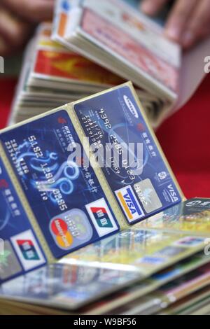 --FILE-- Afficher des cartes de crédit avec les logos de China UnionPay, VISA et Mastercard à Tianjin, Chine, 14 janvier 2009. La santé de la consommation prod Banque D'Images