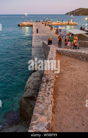 Le quai principal du port d'Agia Marina, à Egine, Grèce Banque D'Images