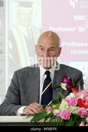 L'acteur britannique et le professeur Sir Patrick Stewart, chancelier de l'Université de Huddersfield, est vu lors d'une cérémonie de remise de prix à la coopération sino-britannique Banque D'Images