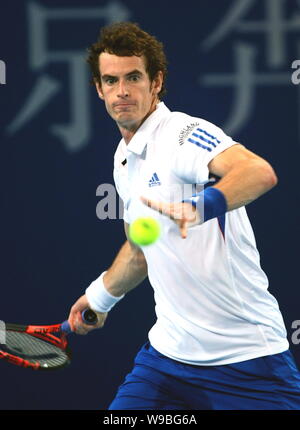Andy Murray de Grande-Bretagne renvoie un shot à Albert demi d'Espagne dans la deuxième série de mens seul de la Chine à l'Open de tennis Banque D'Images