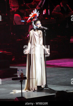 Chanteuse et actrice chinoise Faye Wong fonctionne à son concert à Shanghai, Chine, le 27 novembre 2010. Banque D'Images