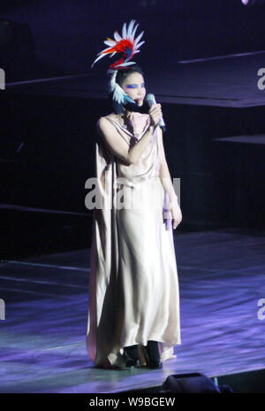 Chanteuse et actrice chinoise Faye Wong fonctionne à son concert à Shanghai, Chine, le 27 novembre 2010. Banque D'Images