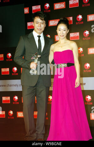 Patineurs en couple chinois Zhao Hongbo (à gauche) et Shen Xue posent avec le trophée après la cérémonie de remise des prix 2010 Remise des Prix de la mode de la Chine à Shanghai, Chine, Aucun Banque D'Images