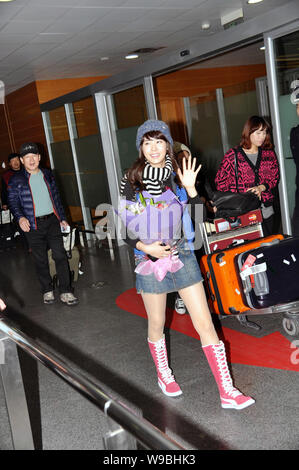 L'actrice sud-coréen Lee Da Hae arrive à l'Aéroport International de Pudong à Shanghai, Chine, le 9 décembre 2010. Banque D'Images