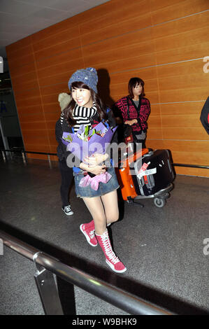 L'actrice sud-coréen Lee Da Hae arrive à l'Aéroport International de Pudong à Shanghai, Chine, le 9 décembre 2010. Banque D'Images