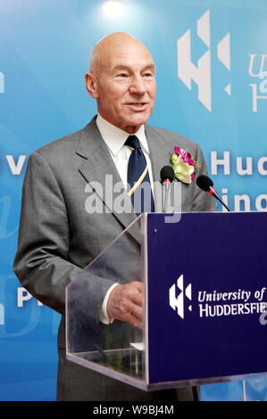 L'acteur britannique et le professeur Sir Patrick Stewart, chancelier de l'Université de Huddersfield, parle au cours d'une cérémonie de remise des prix au Col sino-britannique Banque D'Images