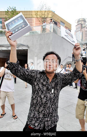 Le premier acheteur de l'iPad Apple à Shanghai célèbre à l'extérieur de l'Apple Store dans le quartier financier de Lujiazui à Pudong, Shanghai, Chine, le 17 septembre Banque D'Images