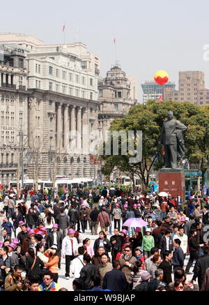 Les touristes et les résidents locaux la foule rénové Bund à Shanghai, Chine, 28 mars 2010. Des dizaines de milliers de touristes et résidents de Shanghai swarm Banque D'Images