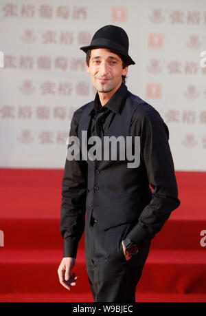 L'acteur américain Adrien Brody pose sur le tapis rouge avant la cérémonie d'ouverture du 13e Festival International du Film de Shanghai à Shanghai, Chine, juin Banque D'Images