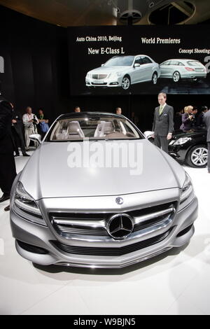 Les visiteurs regarder le tournage Mercedes-Benz Concept break à la 11e exposition Internationale Automobile de Beijing, connu sous le nom de Auto China 2010, Pékin en Banque D'Images