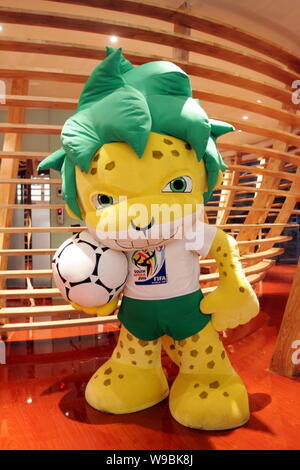 La mascotte de la Coupe du Monde FIFA 2010 en Afrique du Sud s'affiche à l'intérieur du pavillon de l'Afrique dans le monde Parc Expo de Shanghai, Chine, le 6 mai 2010 Banque D'Images