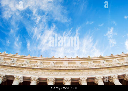 Vue sur le plafond de l'Altare della Patria incroyable contre ciel bleu avec des nuages vaporeux et trace d'avion à Rome, Italie. La journée ensoleillée d'automne Banque D'Images